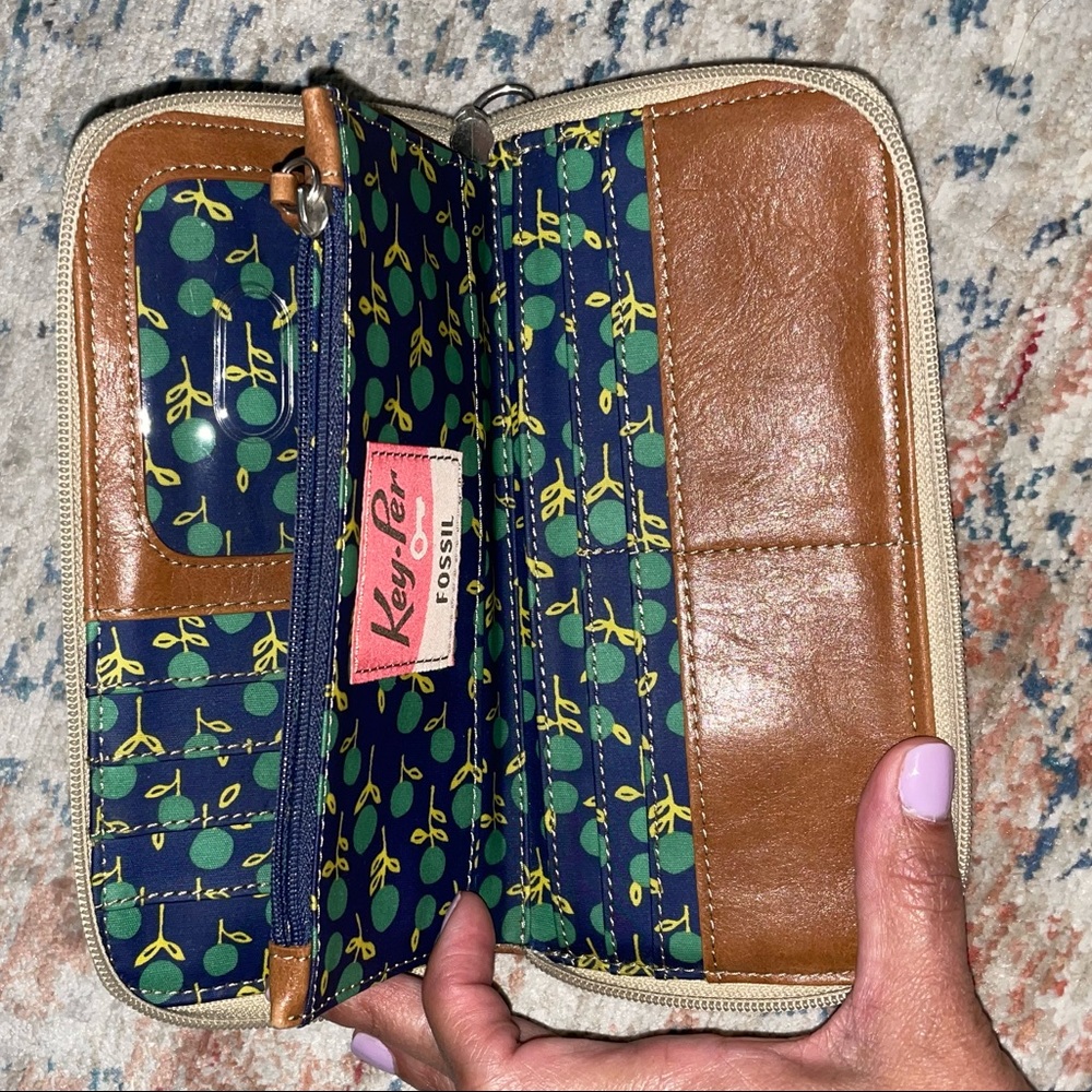 Wallets sold separately - Picture 5 of 8